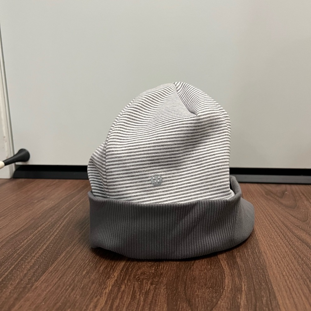Lululemon reversible beanie w/ ponytail opening